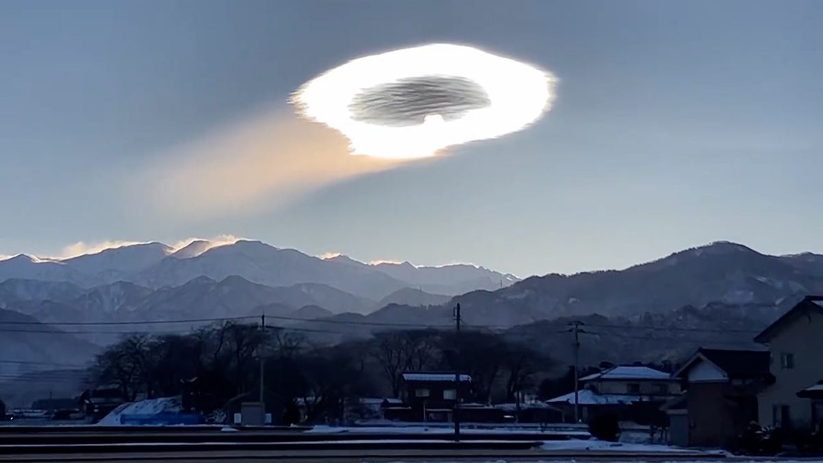 Japonce vyděsil mrak připomínající UFO, zachytila ho kamera
